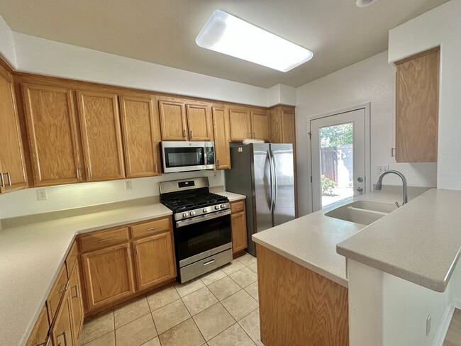 Building Photo - Hamilton 3+bd/2.5bth Townhome w/Den