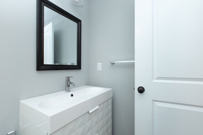 Building Photo - Spacious 2 Bed & 2 Bath Now Available in E...