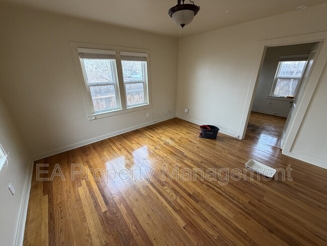 Building Photo - 116 Maple St SE