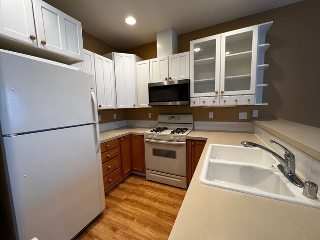 Building Photo - DuPont, 2 bedroom, 2 bath condo with A/C