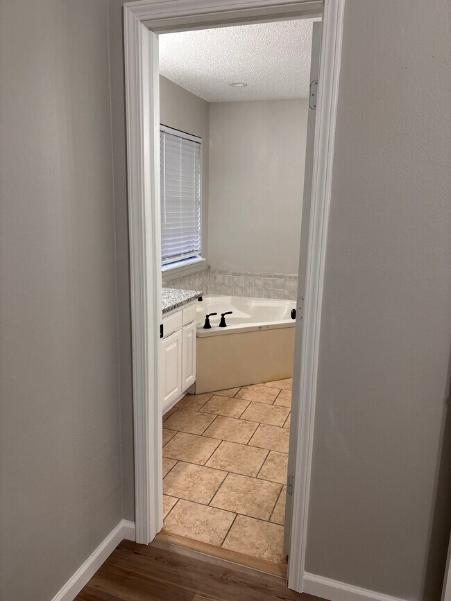 Building Photo - 3402 W Center St