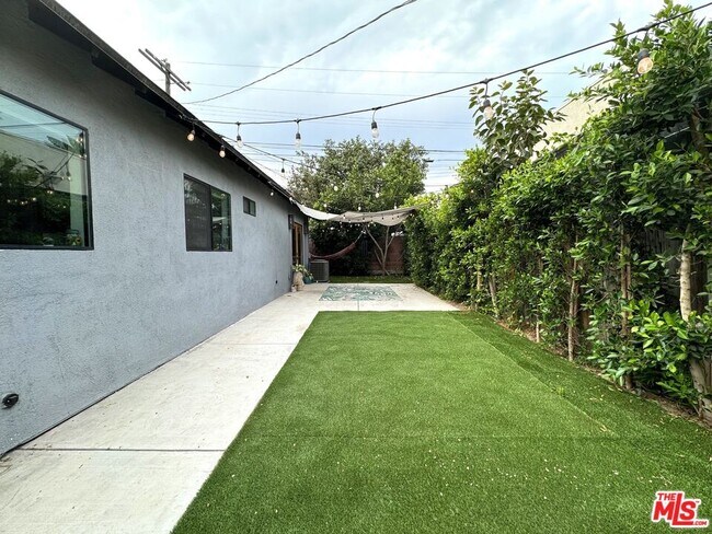 Building Photo - 2241 1/2 Harwood St