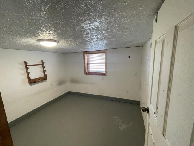 Building Photo - 1832 W Lakeview Dr