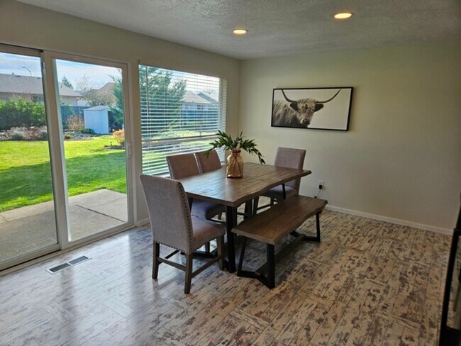 Building Photo - 3Bd/1Ba Single Story Home - For viewing!