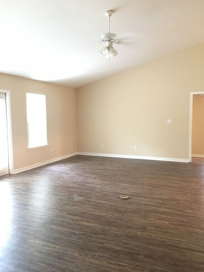 Building Photo - 5643 Sioux Dr