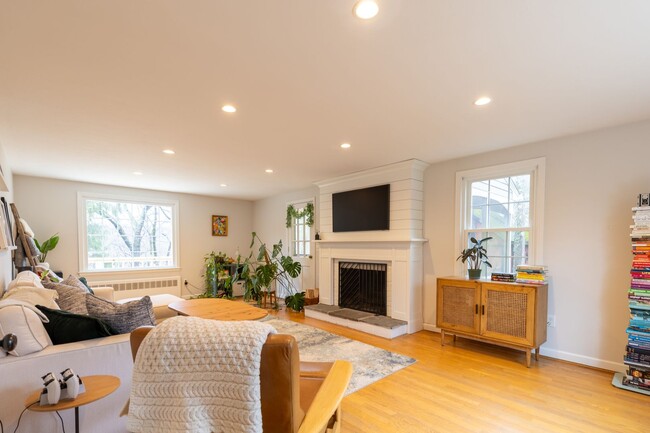 Building Photo - Bright and Beautiful 4 Bedroom Colonial