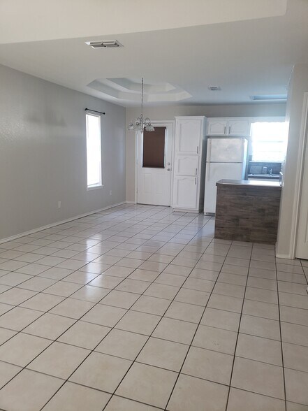 Building Photo - 1105 Lexington Cir