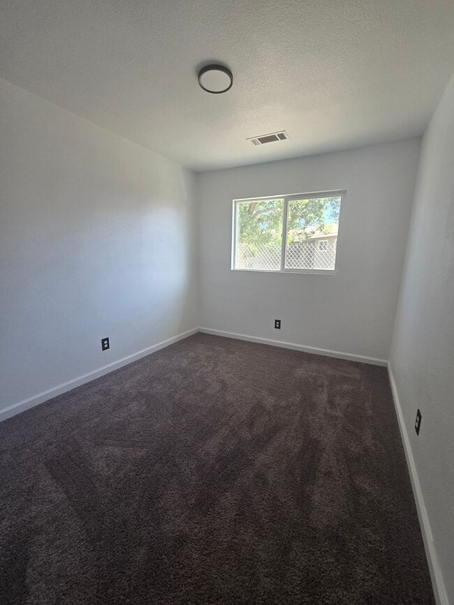 Building Photo - 4 BR 2 Ba Available 9/1