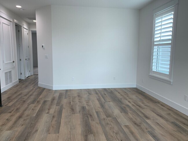 Building Photo - End Unit 3 bedroom Townhome
