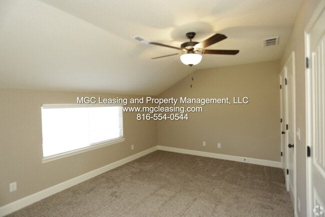 Building Photo - Main-Level Primary Suite in Eagle Creek Townhome