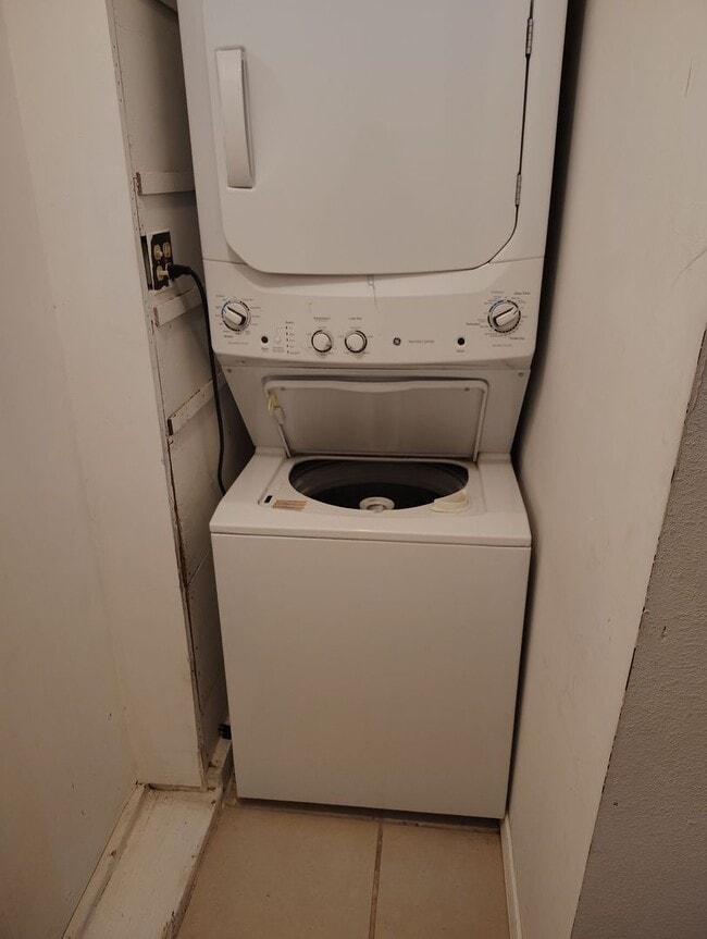 Building Photo - AVAILABLE NOW 2 bed - 1 Bath Lead and I 25...