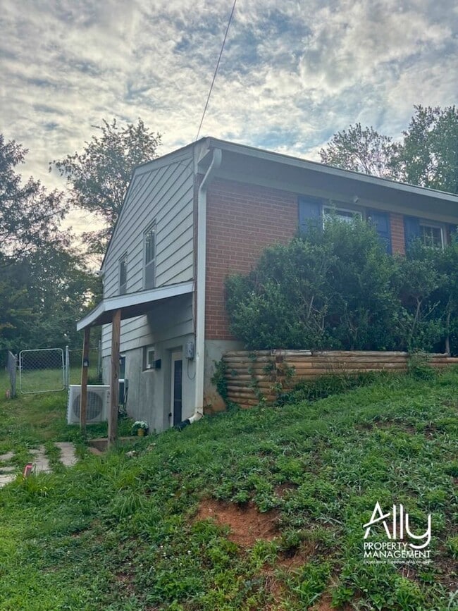 Building Photo - 1210 Agnese St
