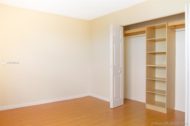 Building Photo - 401 Golden Isles Dr