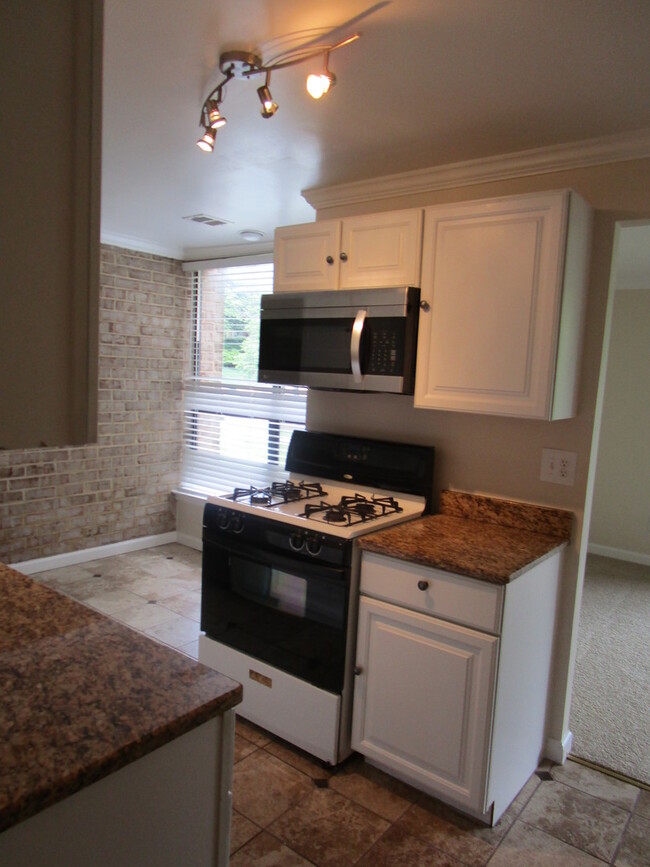 Building Photo - Updated 2 Bedroom Lower Level Condo in Tem...