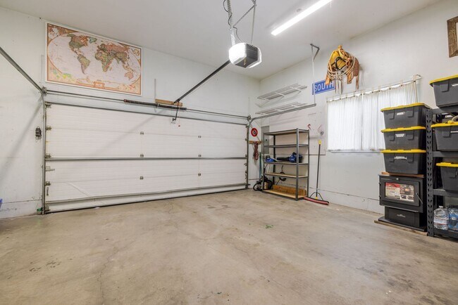 Building Photo - 3BR Furnished NW Bend Home