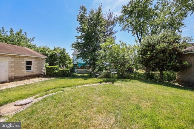 Building Photo - 1321 Maple Ave