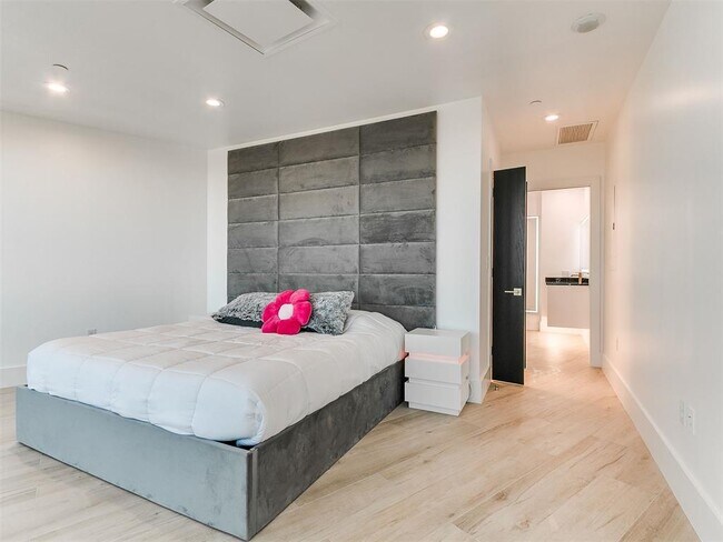 Building Photo - 5900 Mosteller Dr