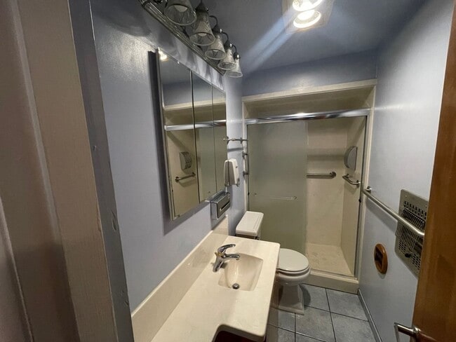 Building Photo - Large 3 bed 2 bath house