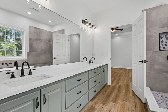 Building Photo - Large townhome in the Desirable Southbridge Community