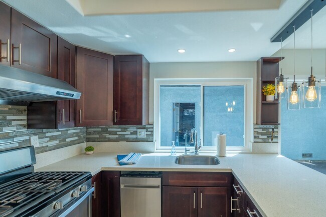 Building Photo - 2600 Huntington Dr