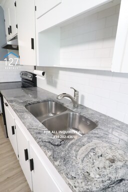 Building Photo - 2-Bedroom Duplex with In-Unit Laundry & Lawn Care Included!