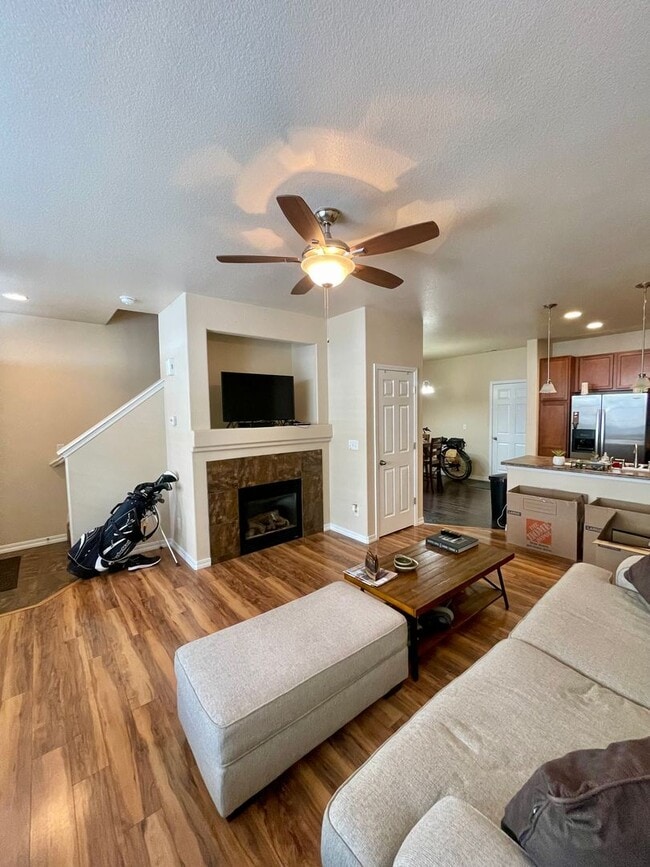 Building Photo - Modern Townhome