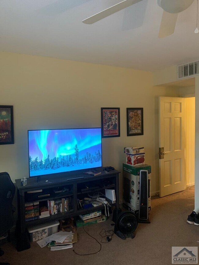 Building Photo - 350 S Pope St