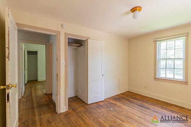 Building Photo - 901 Ratone St