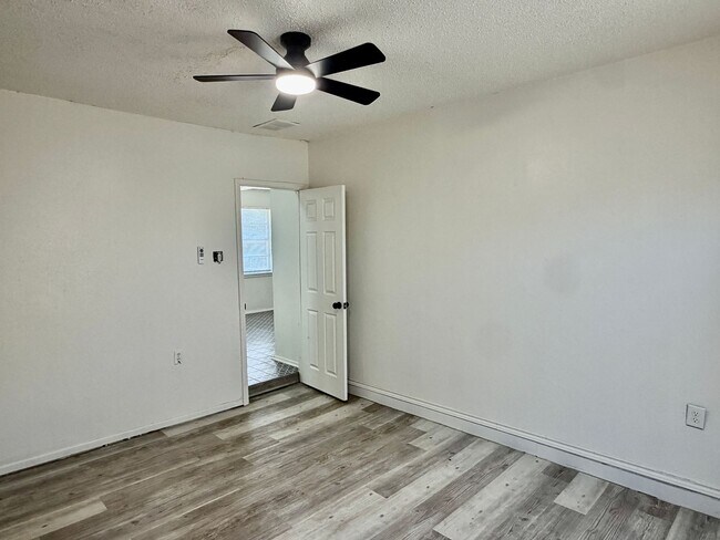 Building Photo - Updated 3/1.5 with Bonus Room in North by Northwest!