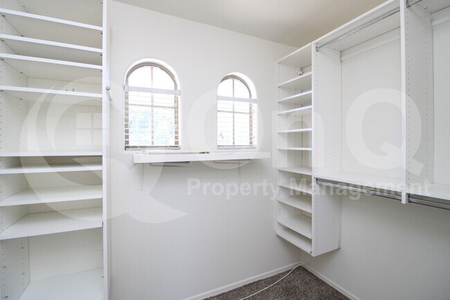 Building Photo - 1467 E Chestnut Ln