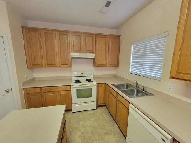 Building Photo - 142 Queensberry Ct