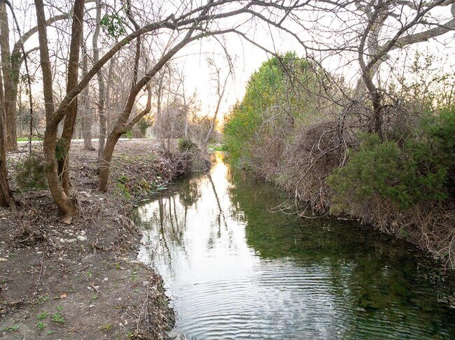 Building Photo - 313 Michaelis Dr