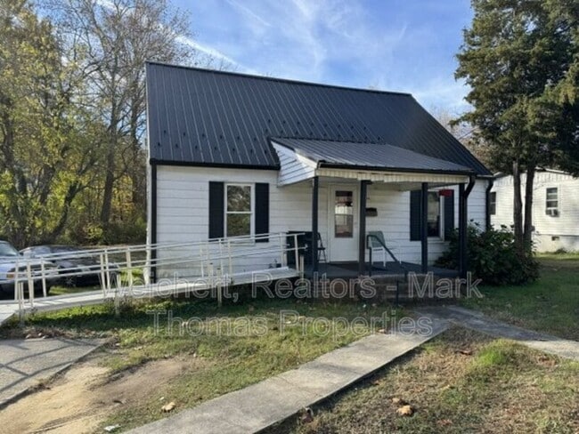Building Photo - 325 Depot St