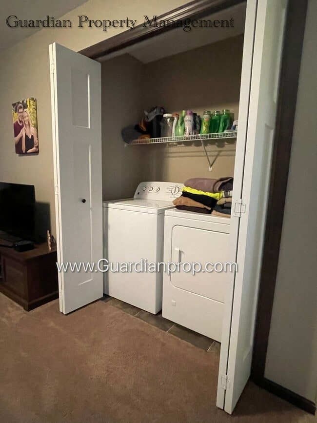 Building Photo - Lakeville 2 Bedroom Town Home, 2 Car Garage, 2.5 Baths, Dishwasher, Central Air