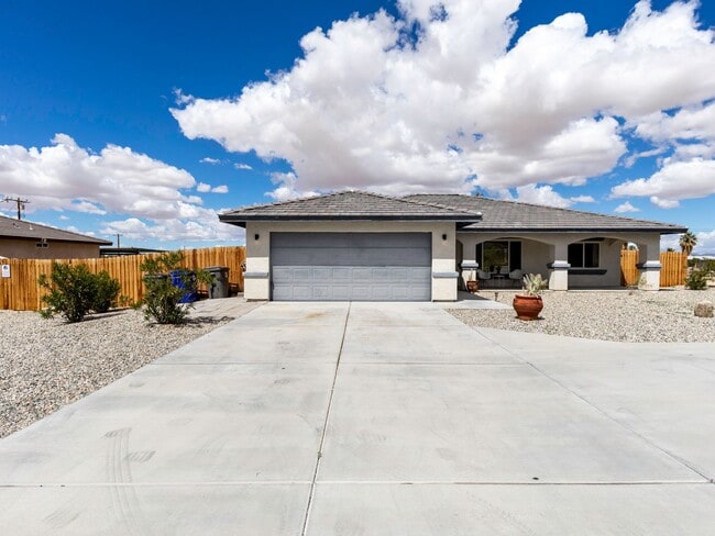 Building Photo - Spacious 4 Bedroom 2 Bathroom Home With A Pool