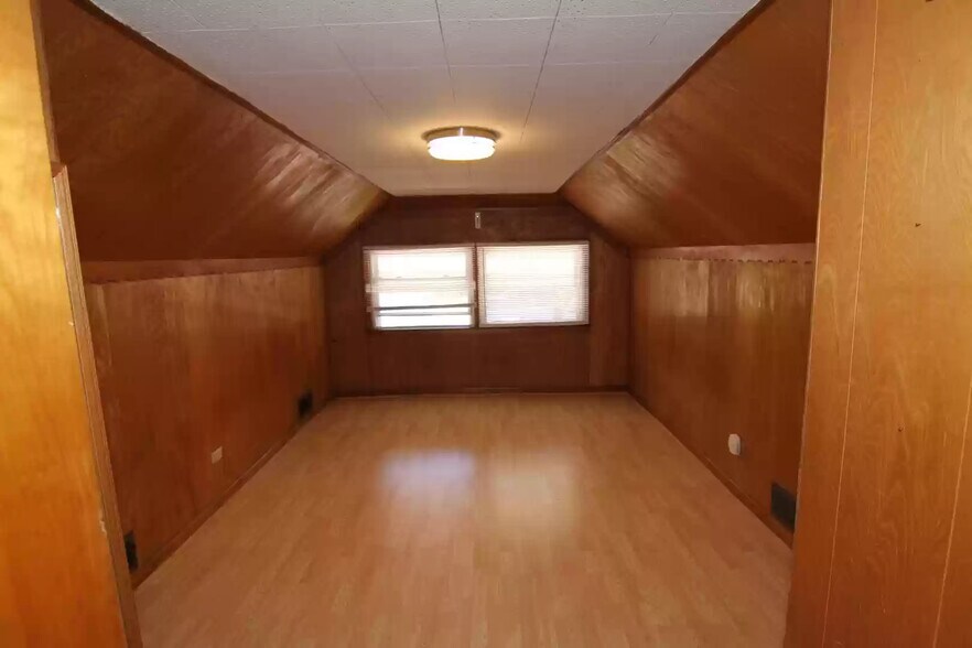 Building Photo - 5642 W Newport Ave