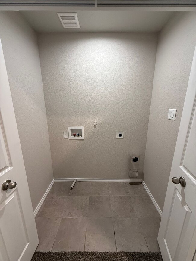 Building Photo - Beautiful Modern 3-Bed, 2-Bath Duplex with Private Yard & Spacious Layout