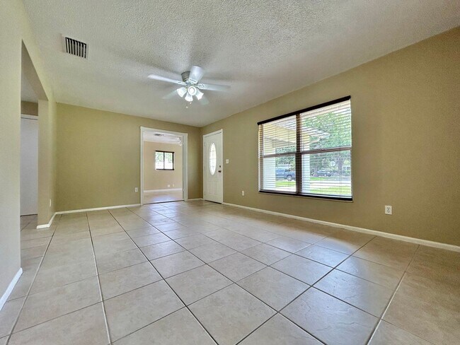 Building Photo - Stylishly upgraded 4Bedrooms/2Baths home in the heart of Winter Springs!