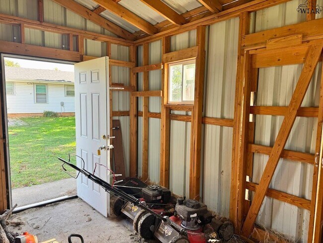 Building Photo - 405 Vaughn St