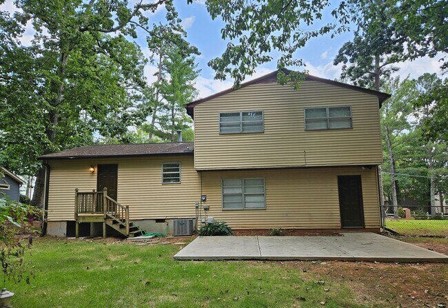 Building Photo - Rare 3 bed 2 bath home located in Kennesaw