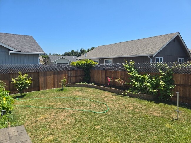 Building Photo - Recently constructed McKinleyville home fe...