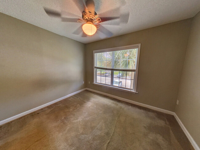 Building Photo - Gorgeous 1 bedroom 1.5 bathroom condo with...