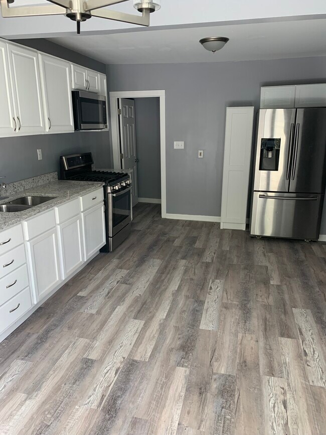 Building Photo - 447 Country Club Dr