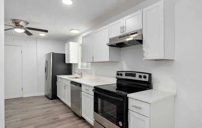 Building Photo - 3 Bedroom PLUS SUNROOM | 2 Bathroom | 2 Ca...