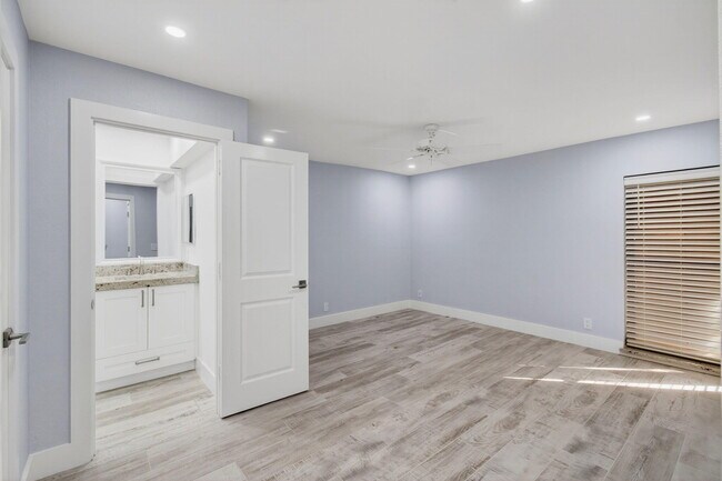 Building Photo - 3939 NE 5th Ave