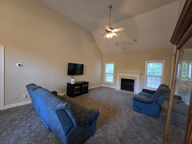 Building Photo - NEW LISTING!!