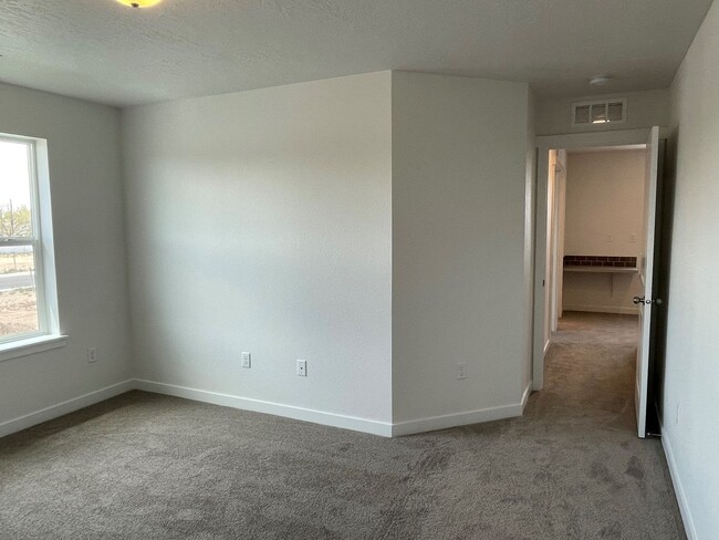 Building Photo - Bright and spacious 4 Bedroom 2.5 Bath hom...