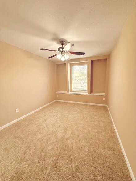 Building Photo - 16005 Summerville Lake Dr