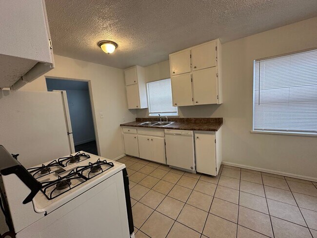 Building Photo - Spacious 4 Bedroom Home | 2 Living Rooms | Large Fenced Yard | 1,700+ Sq Ft