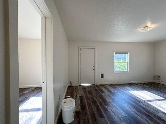Building Photo - Serene 2 Bed, 1 Bath Home